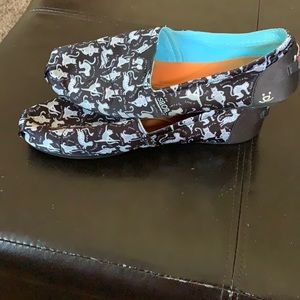 Bobs canvas shoe with cats on it